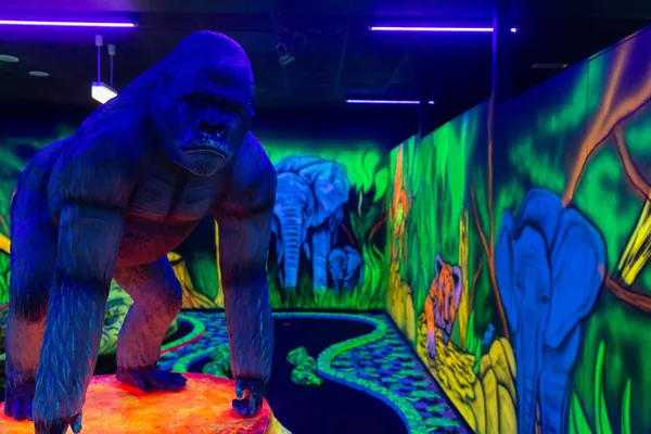 Gorillafigur über einer Minigolfbahn im Dschungelbereich