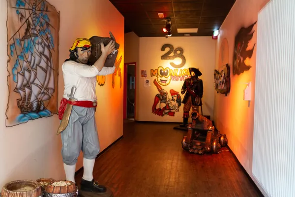 Gang mit Piratenfiguren, an der Wand die Hausnummer 28