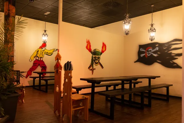 Restaurant 28 mit Holztischen und Piratenfiguren an der Wand