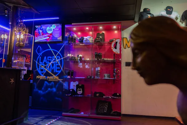 Beleuchtete Vitrine mit Zubehör, daneben der Lasergame-Schriftzug