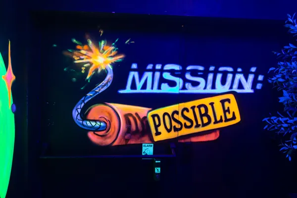 Leuchtender Schriftzug Mission Possible im Lasergame-Bereich