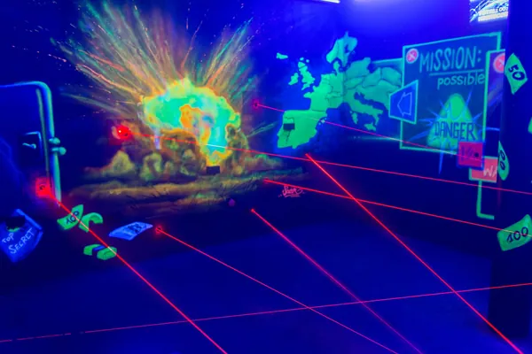 Laserstrahlen über einem Hindernis, Wandmalerei in Neonfarben