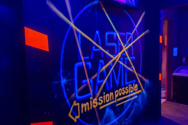 Blau ausgeleuchtete Wand mit Lasergame-Logo