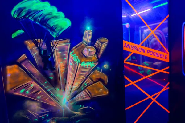 Aufgebrochene Kisten und orangefarbenes Absperrband im Laserparcours